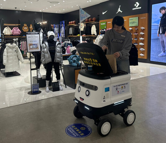 내가 구입한 물건, 로봇이 알아서 주차장까지 옮겨준다 .. 롯데아울렛 남악점에서 자율주행 로봇배송 실증서비스 시연회 개최